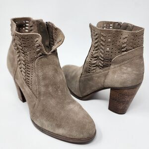 Vince Camuto Women's Fenyia Taupe Suede Ankle Boot Block Heel Size 7M EUC